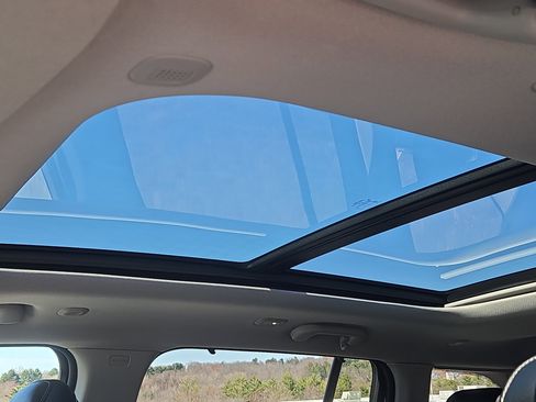 Used 2023 Jeep Grand Cherokee Limited w/ Luxury Tech Group II image 9