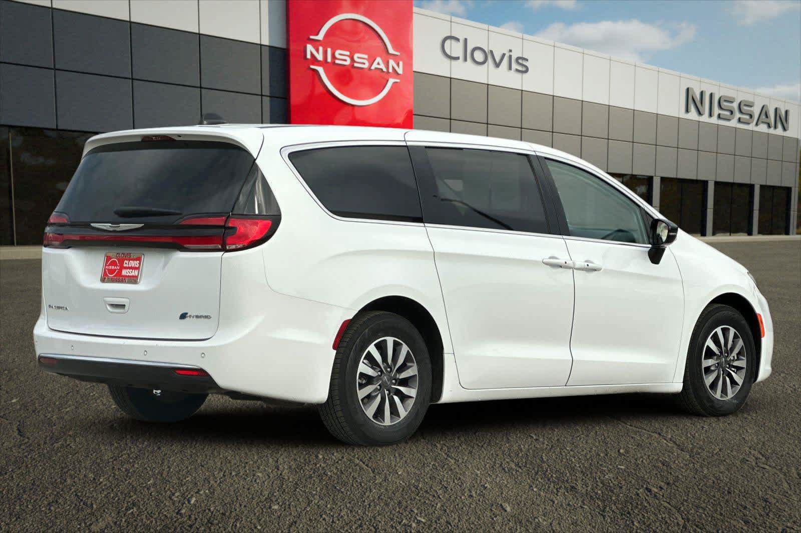 Used 2024 Chrysler Pacifica Limited FWD image 2