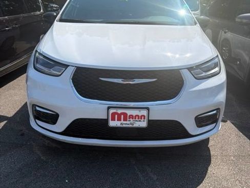 Used 2025 Chrysler Pacifica Select FWD image 2