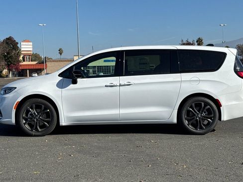 New 2026 Chrysler Pacifica Select image 6