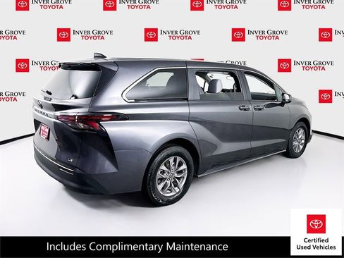 Certified 2025 Toyota Sienna LE image 5