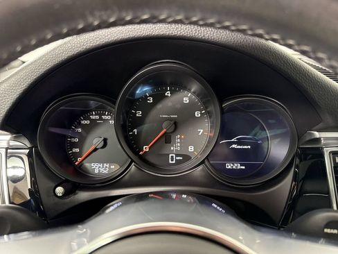 Certified 2018 Porsche Macan AWD/4WD image 37