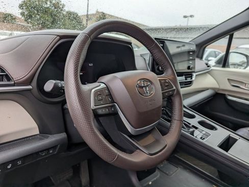 Used 2021 Toyota Sienna Platinum image 9