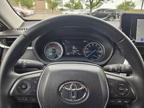 Used 2023 Toyota Venza LE image 11