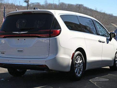 Used 2023 Chrysler Pacifica Touring-L image 5