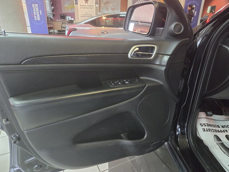 Used 2018 Jeep Grand Cherokee Laredo AWD/4WD image 11