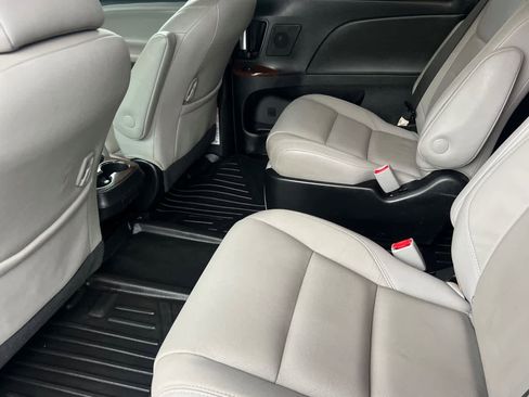 Certified 2019 Toyota Sienna Limited image 4
