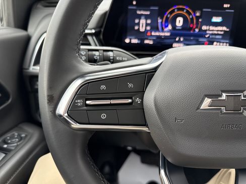 Used 2025 Chevrolet Suburban Z71 image 19