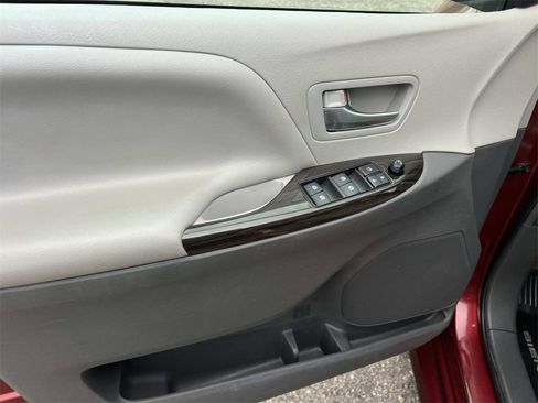 Used 2018 Toyota Sienna XLE image 13