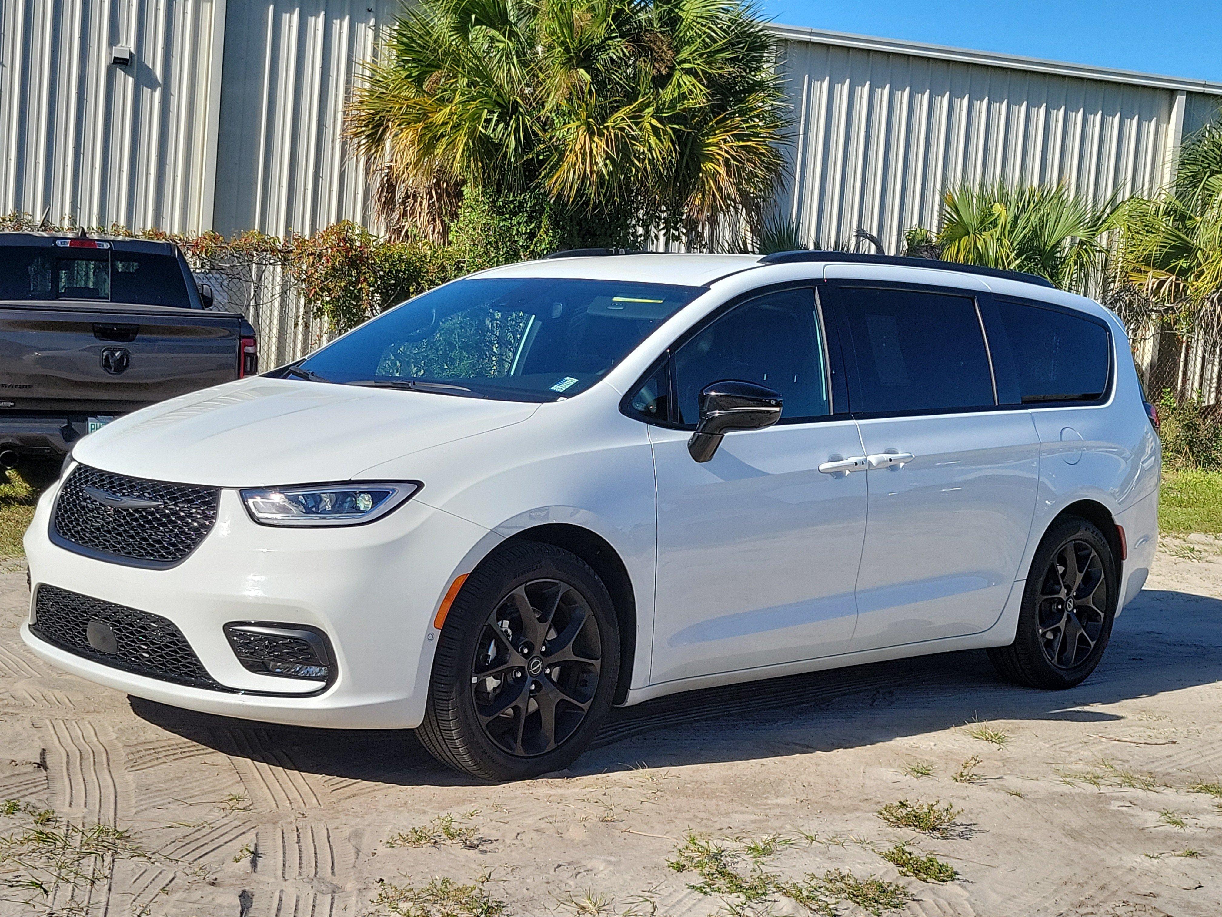 Used 2026 Chrysler Pacifica Select w/ S Appearance Package FWD image 2