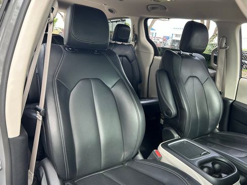 Used 2022 Chrysler Pacifica Touring-L image 35