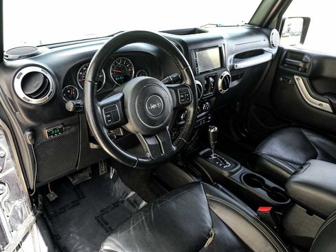 Used 2018 Jeep Wrangler Unlimited Sahara image 3