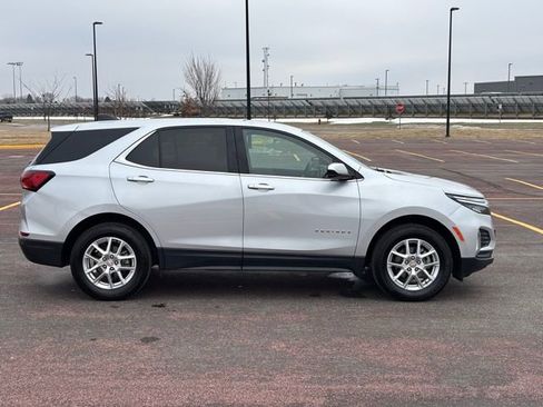 Used 2022 Chevrolet Equinox LT image 2