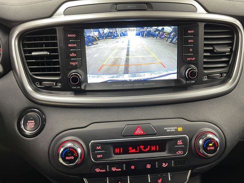 Used 2019 Kia Sorento SX image 19