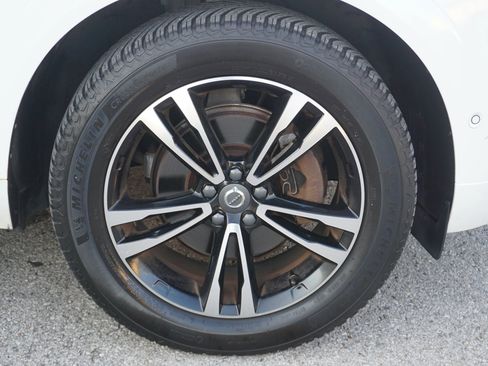 Used 2019 Volvo XC60 T5 Momentum w/ Multimedia Package image 11