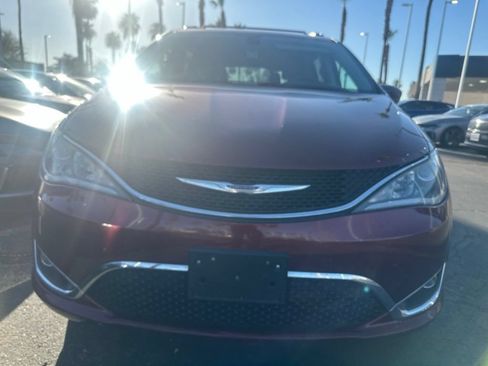 Used 2019 Chrysler Pacifica Touring-L FWD image 2