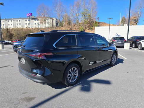Used 2021 Toyota Sienna LE image 3