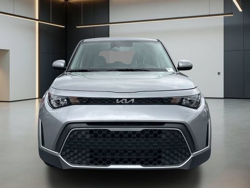 Used 2025 Kia Soul LX w/ LX Technology Package FWD image 9
