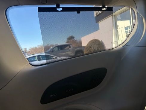 Used 2018 Chrysler Pacifica Limited image 50