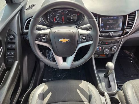 Used 2022 Chevrolet Trax LT w/ LT Convenience Package image 16