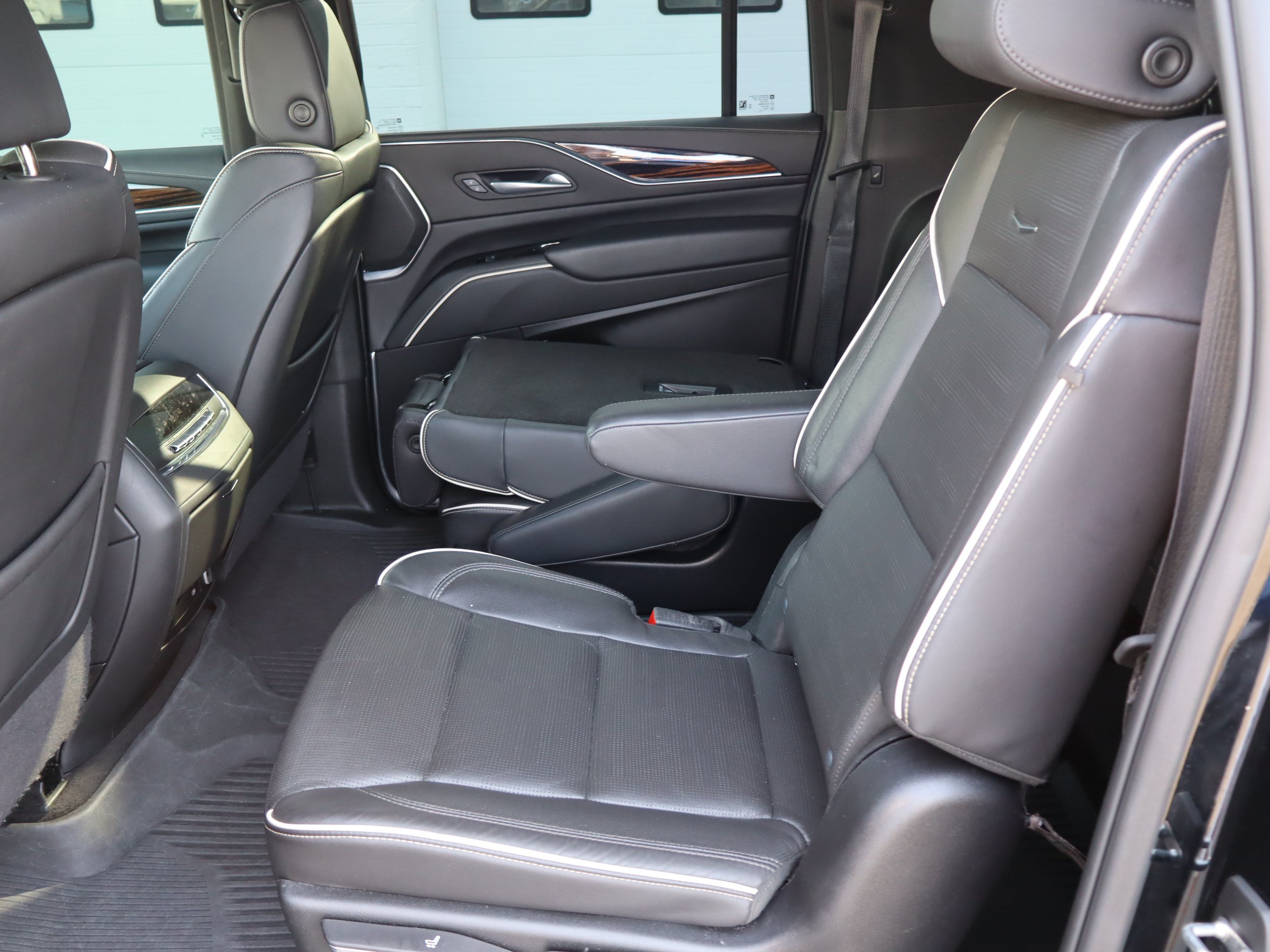 Used 2024 Cadillac Escalade ESV Premium Luxury AWD/4WD image 36