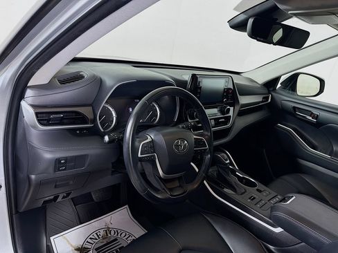 Used 2022 Toyota Highlander XLE AWD/4WD image 10
