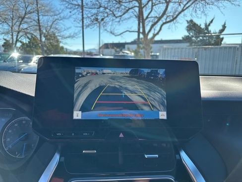 Used 2024 Toyota Venza XLE image 23