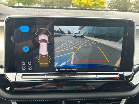 Used 2024 Volkswagen Atlas Cross Sport SE image 28