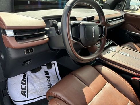 Used 2025 Lincoln Navigator Reserve image 13