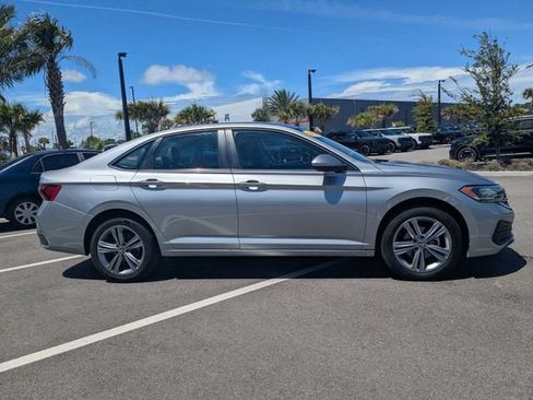Used 2024 Volkswagen Jetta SE FWD image 2