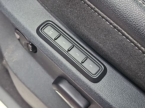 Used 2018 Volkswagen Atlas SEL Premium image 13