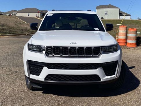New 2026 Jeep Grand Cherokee Limited w/ Luxury Tech Group II RWD image 2