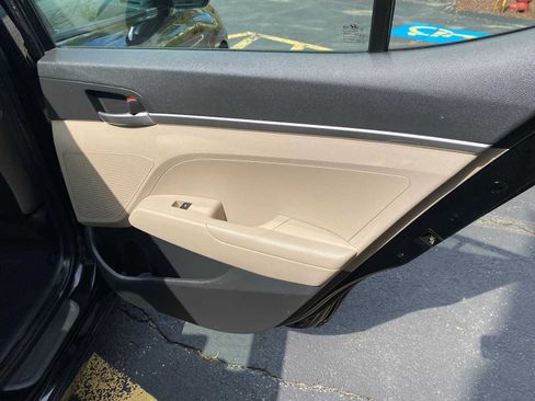 Used 2019 Hyundai Elantra SE FWD image 28