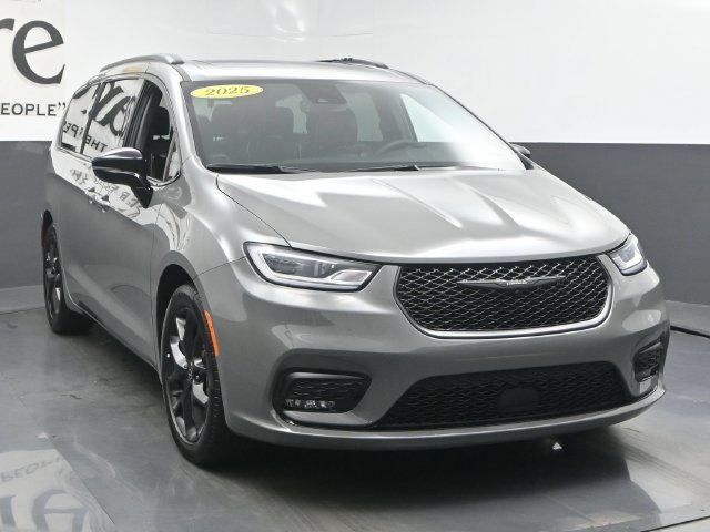 Used 2025 Chrysler Pacifica Limited FWD image 53
