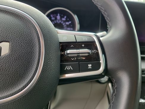 Used 2024 Kia Carnival EX FWD image 20