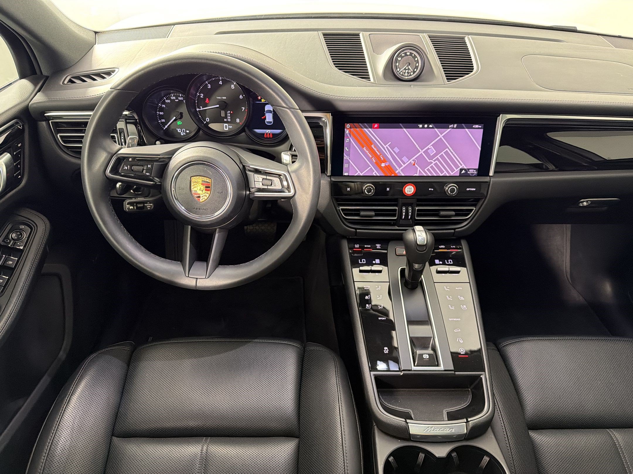 Certified 2025 Porsche Macan AWD/4WD image 28