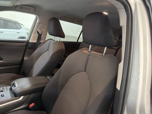 Used 2023 Toyota Highlander LE FWD image 3