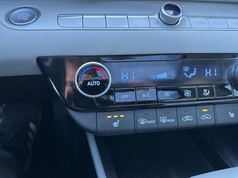 Used 2023 Hyundai Elantra Limited image 12