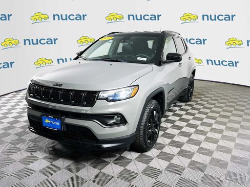 Used 2023 Jeep Compass Latitude AWD/4WD image 3