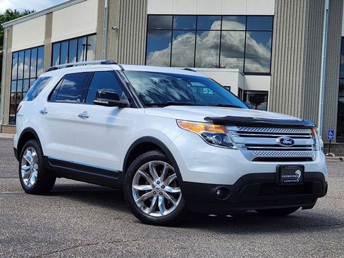 Used 2014 Ford Explorer XLT w/ Equipment Group 202A AWD/4WD image 31