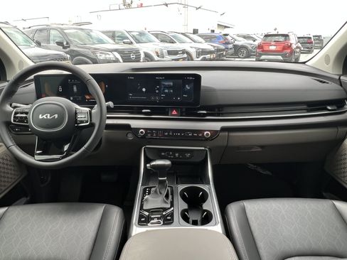 Used 2025 Kia Carnival EX FWD image 21
