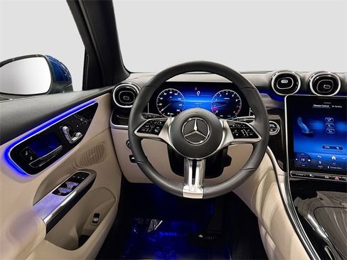 Used 2025 Mercedes-Benz GLC 300 4MATIC image 23