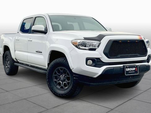 Used 2017 Toyota Tacoma SR5 w/ Tow Package image 3