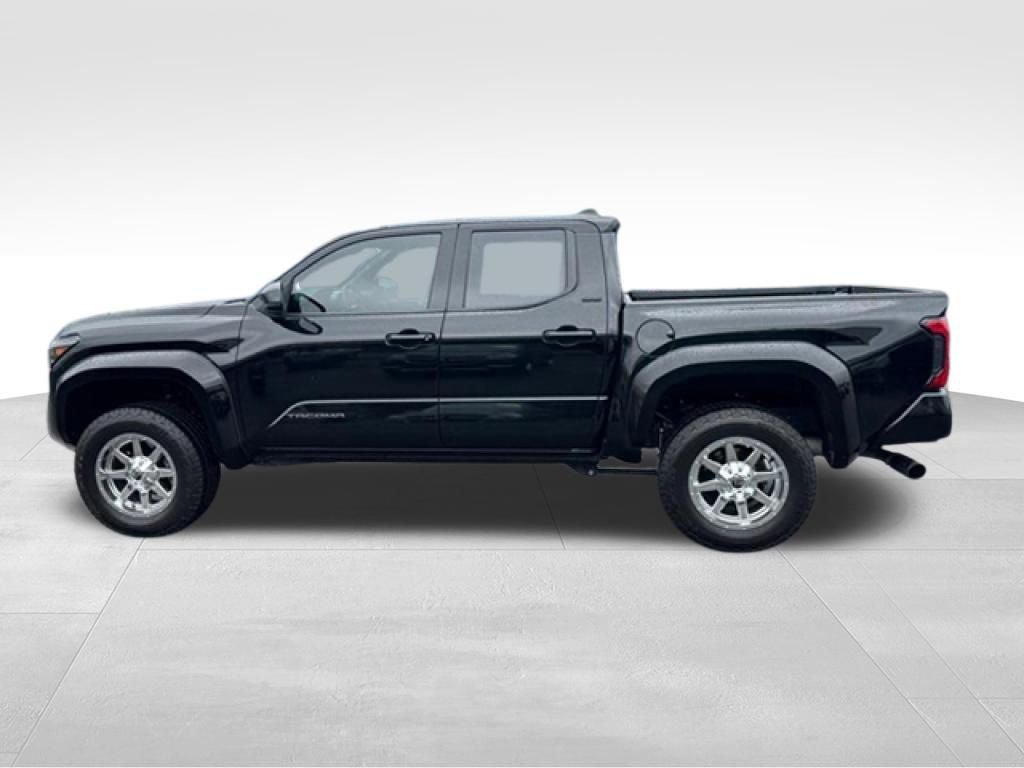 Used 2025 Toyota Tacoma SR5 AWD/4WD image 2