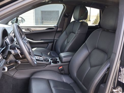Certified 2023 Porsche Macan AWD/4WD image 5