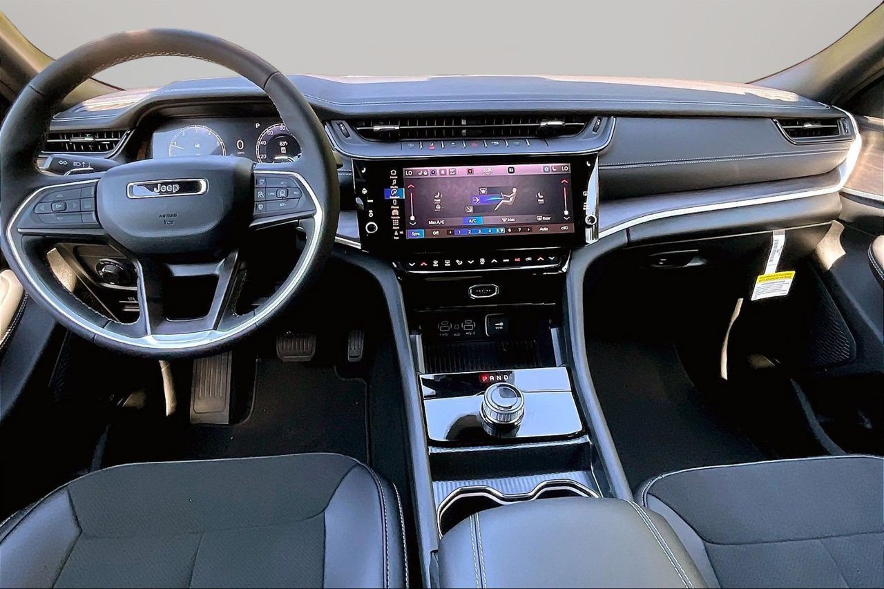 New 2027 Jeep Grand Cherokee Altitude RWD image 9