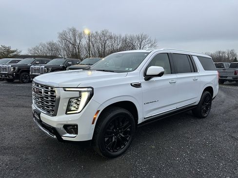 Used 2025 GMC Yukon XL Denali w/ Sun & Power Step Package image 10