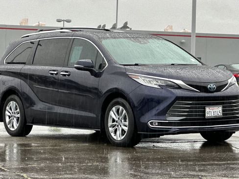 Used 2022 Toyota Sienna Limited image 5