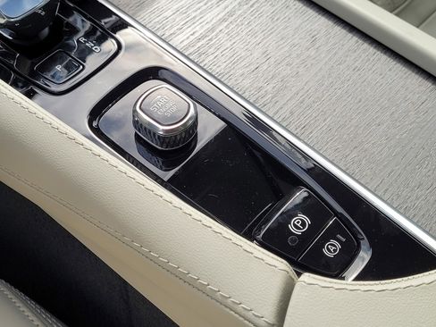 Certified 2025 Volvo XC90 T8 Ultra image 27