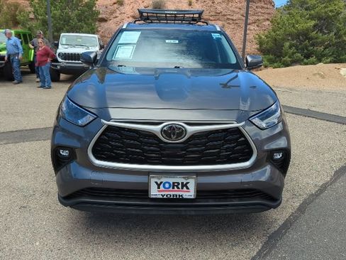 Used 2022 Toyota Highlander XLE AWD/4WD image 2